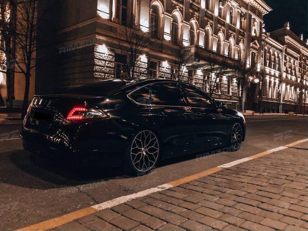 Nissan Teana на стильных диска в стиле Vossen HF2 R20 - Фото № 1
